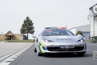 Co si myslíte o policejním Ferrari? Hlasujte v anketě – Týden v Garáži - Garáž.cz